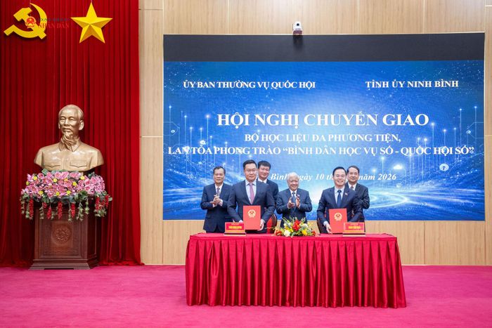 Ủy ban Khoa học, Công nghệ và Môi trường chuyển giao Bộ học liệu cho tỉnh Ninh Bình