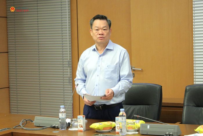Phó Bí thư Đảng ủy, Phó Chủ tịch Thường trực Hội đồng Dân tộc Hoàng Duy Chinh phát biểu tại hội nghị