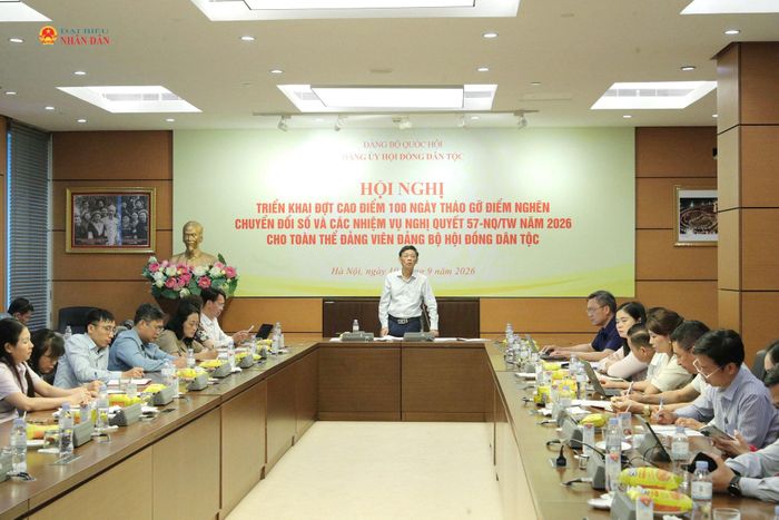 Bí thư Đảng ủy, Chủ tịch Hội đồng Dân tộc Lâm Văn Mẫn phát biểu tại hội nghị