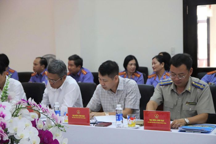 Lãnh đạo các cơ quan tham dự buổi khảo sát. Ảnh: Gia Phong