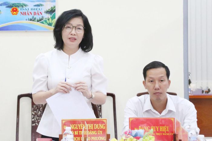 Chủ tịch UBND phường Trị An Nguyễn Thị Dung báo cáo với Đoàn khảo sát