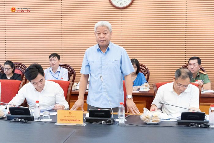Thứ trưởng Bộ Nội vụ Nguyễn Mạnh Khương trình bày tóm tắt Tờ trình dự án Luật