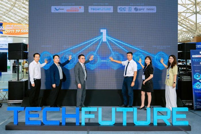 Các đại biểu thực hiện nghi thức bấm nút khai mạc