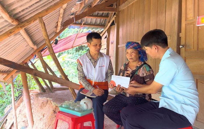 Nhân viên World Vision International tại Việt Nam tới thăm và trao quà hỗ trợ cho các hộ gia đình bị ảnh hưởng bởi thiên tai tại xã Na Sang, tỉnh Điện Biên.