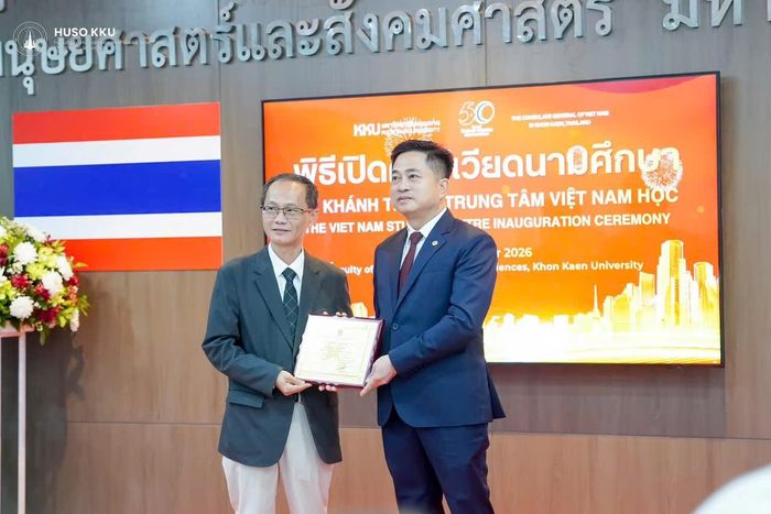 Tổng Lãnh sự nước CHXHCN Việt Nam Đinh Hoàng Linh trao Kỉ niệm chương thành tựu và vinh danh Trường Đại học Khoa học Xã hội và Nhân văn