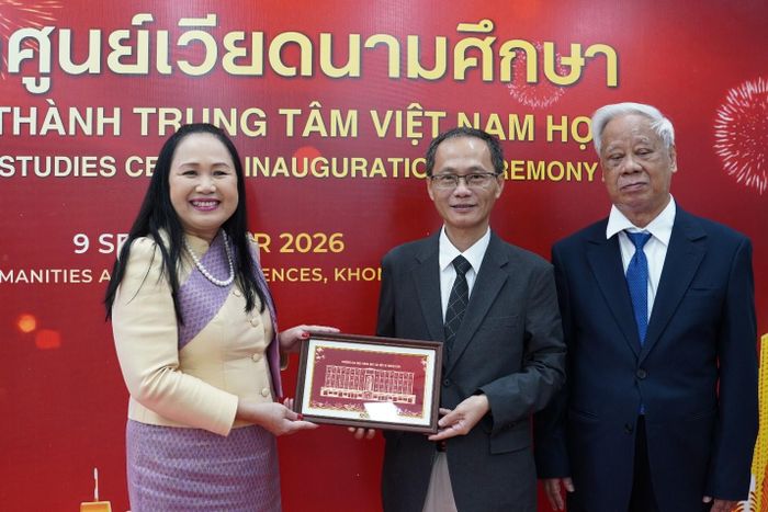 TS Nguyễn Ngọc Bình, Trưởng khoa Ngôn ngữ học và Việt Nam học trao quà lưu niệm tới Trưởng Khoa, Khoa Nhân văn và Khoa học Xã hội KKU.