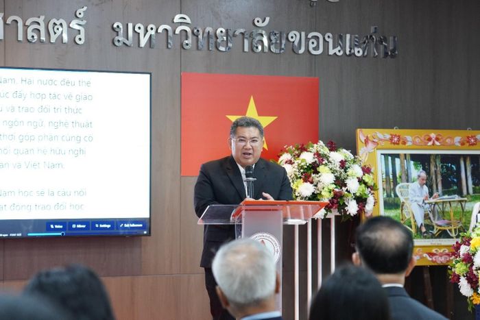 Ông Yutthana Phothivihok, Phó Tỉnh trưởng tỉnh Khon Kaen, phát biểu chúc mừng Trung tâm