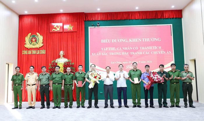 Bí thư Tỉnh ủy Lê Minh Ngân tặng hoa chúc mừng các lực lượng tham gia chuyên án.