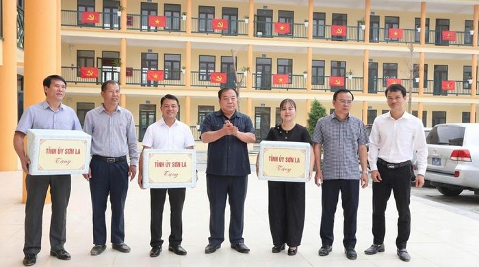 Đoàn công tác tặng quà cho các đơn vị