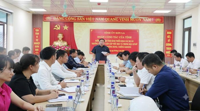 Đoàn công tác của tỉnh kiểm tra triển khai dự án Trường nội trú TH -THCS Chiềng Khoong, Mường Hung