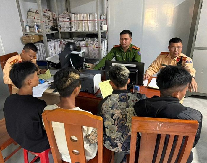 Nhóm này gồm 5 thanh, thiếu niên điều khiển 5 xe mô tô tại cơ quan chức năng.