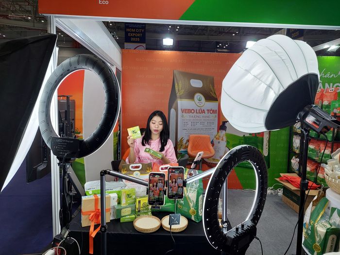 Sự phát triển nhanh của thương mại điện tử, AI và giao dịch xuyên biên giới đang đặt ra yêu cầu tiếp tục hoàn thiện hành lang pháp lý và nâng cao năng lực thực thi.
