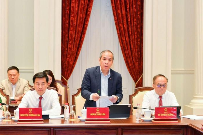 Phó Thống đốc Thường trực NHNN Đoàn Thái Sơn giới thiệu về Luật sửa đổi, bổ sung một số điều của Luật Ngân hàng Nhà nước Việt Nam, Luật Phòng, chống rửa tiền và Luật Các tổ chức tín dụng. Ảnh: ĐK