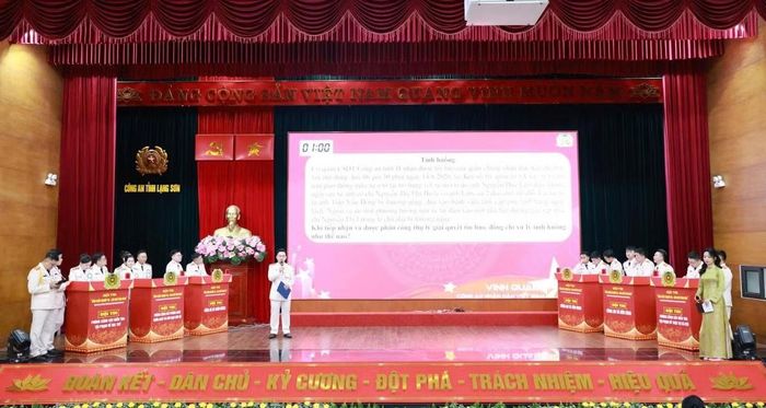 Các đội thi tham gia phần thi trắc nghiệm và phần thi trả lời nhanh.