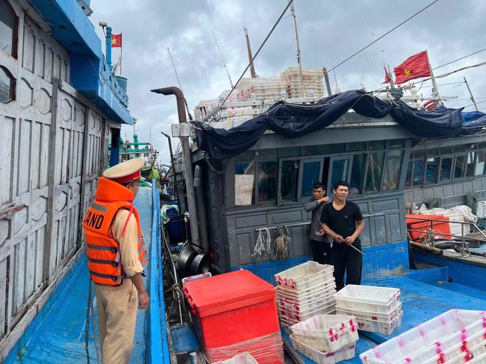 Những con tàu lần lượt trở về Thọ Quang, khép lại chuyến biển và tìm chỗ neo đậu an toàn trước thời tiết xấu.