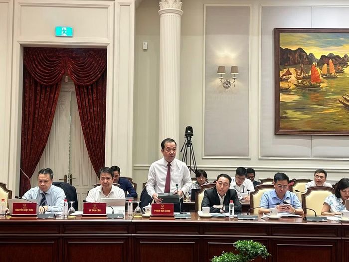 Thứ trưởng Bộ Khoa học và Công nghệ Phạm Đức Long giới thiệu những nội dung cơ bản của Luật sửa đổi, bổ sung một số điều của Luật Tần số vô tuyến điện, Luật Viễn thông, Luật Giao dịch điện tử và Luật Chuyển giao công nghệ.