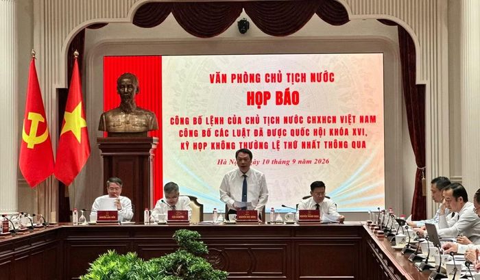 Thứ trưởng Bộ Văn hóa, Thể thao và Du lịch Nguyễn Huy Dũng giới thiệu những nội dung cơ bản của Luật sửa đổi, bổ sung một số điều của Luật Xuất bản.