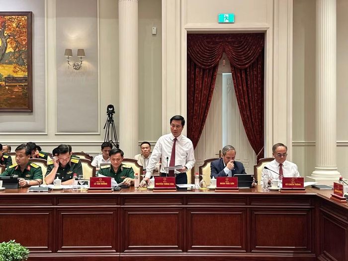 Thứ trưởng Bộ Xây dựng Nguyễn Tường Văn giới thiệu những nội dung cơ bản của Luật sửa đổi, bổ sung một số điều của Luật Kiến trúc.