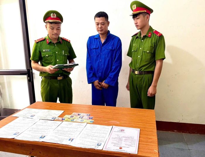 Đối tượng Nguyễn Văn Tuân và tang vật thu giữ.
