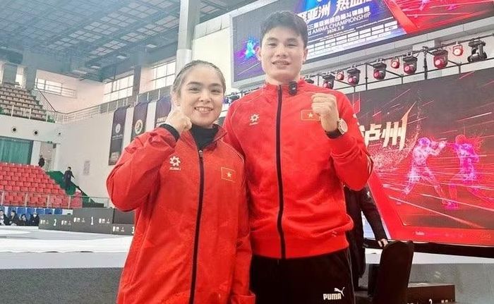 Lò Thị Phung và HLV sau khi giành Huy chương Vàng châu Á - Ảnh: VMMAF.