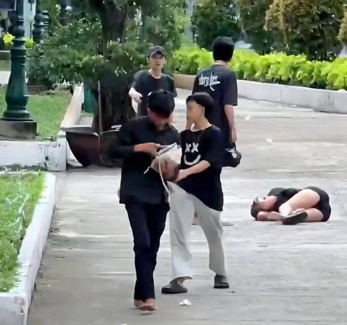 Hành vi cướp tài sản của 4 đối tượng ở Công viên 23-9.