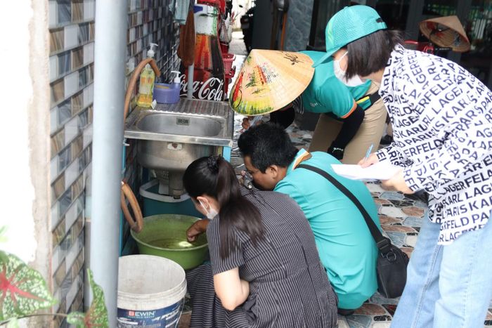 Đoàn giám sát HCDC tiến hành điều tra muỗi và lăng quăng tại hộ dân ở ấp Láng Sim, xã Hồ Tràm.
