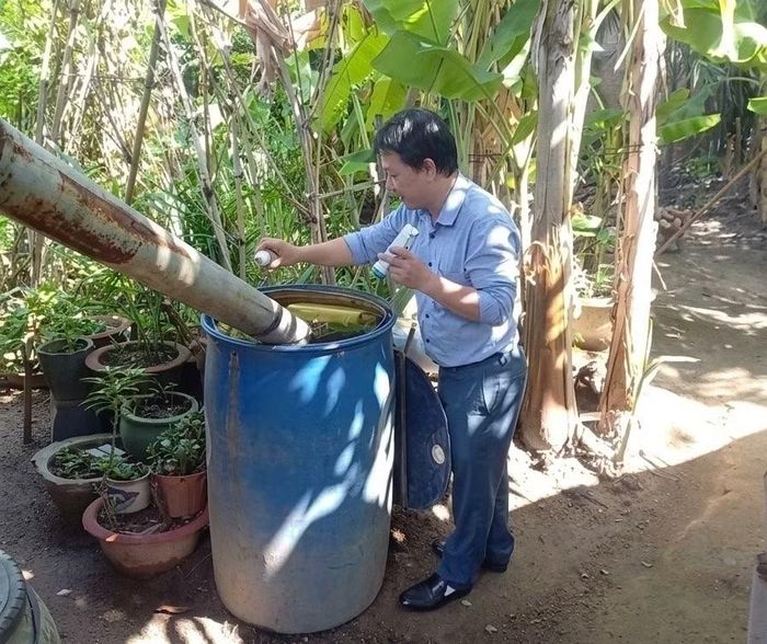 Cán bộ y tế kiểm tra lăng quăng trong lu chứa nước của người dân khu phố Long Tâm.