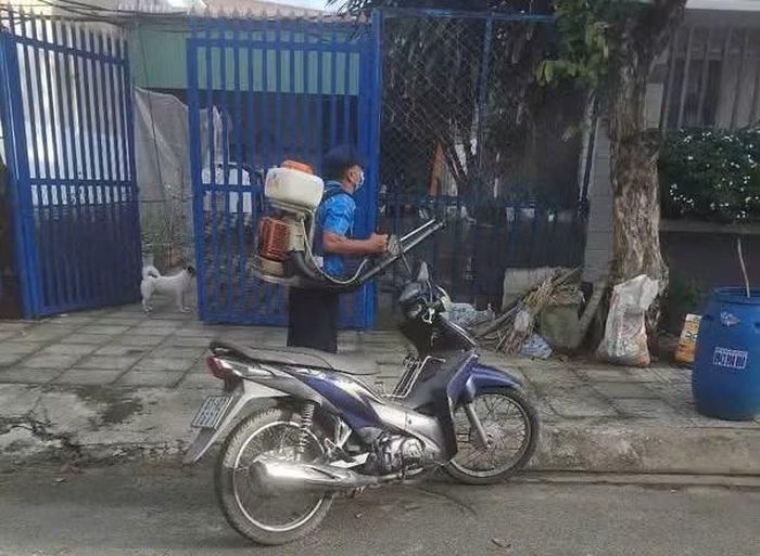 Phun hóa chất diệt muỗi tại nhà dân ở phường Đông Hòa và Long Nguyên.