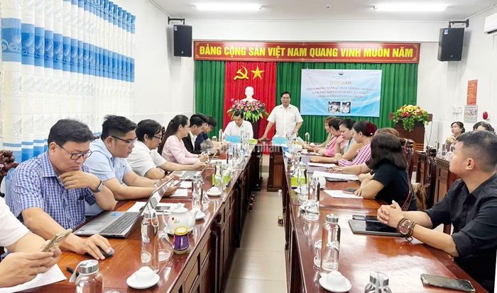 Các đại biểu tham dự buổi họp báo.