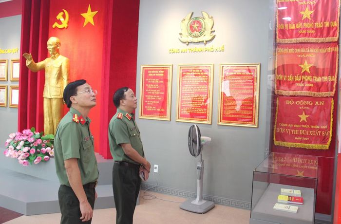 Thứ trưởng Đặng Hồng Đức đến thăm nhà truyền thống Công an TP Huế.