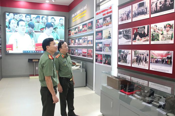 Thứ trưởng Đặng Hồng Đức xem hình ảnh, tư liệu và các hiện vật lịch sử trưng bày tại nhà truyền thống Công an TP Huế.