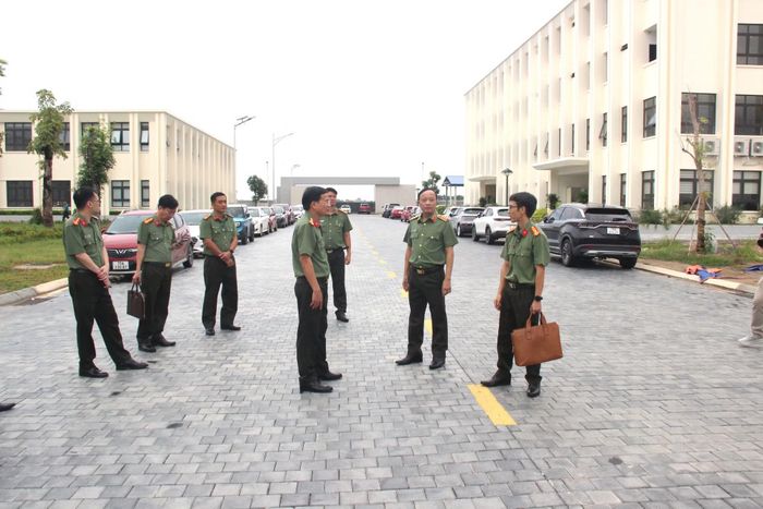 Thứ trưởng Đặng Hồng Đức kiểm tra cơ sở vật chất tại trụ sở mới Công an TP Huế.