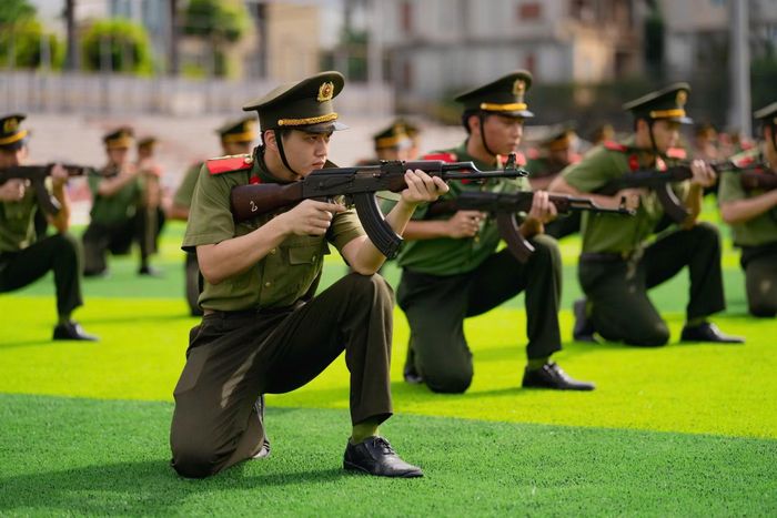Học viên Học viện ANND tham gia huấn luyện bắn súng.