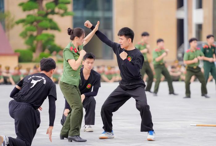 Học viên báo cáo kết quả huấn luyện đơn vị dự bị chiến đấu của Học viện ANND năm học 2025 - 2026.