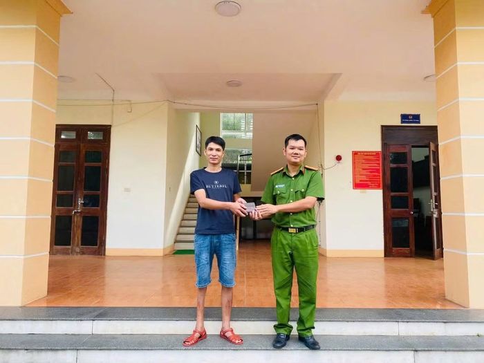 Cán bộ Công an phường Bách Quang trao trả lại tài sản cho anh Đào Duy Luân.