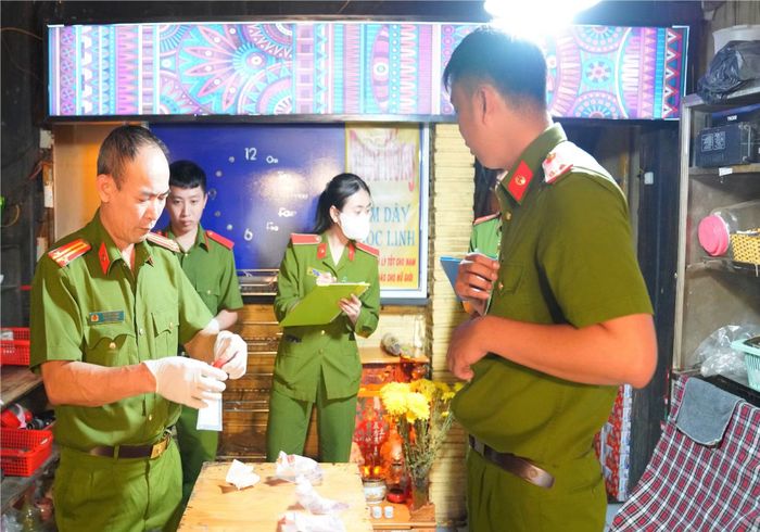 Cán bộ Phòng kỹ thuật hình sự thực hiện giám định hóa học - ma túy tại đơn vị.
