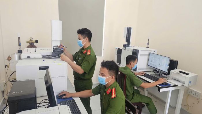 Cán bộ, chiến sĩ Phòng kỹ thuật hình sự áp dụng máy móc tiên tiến trong công tác giám định.
