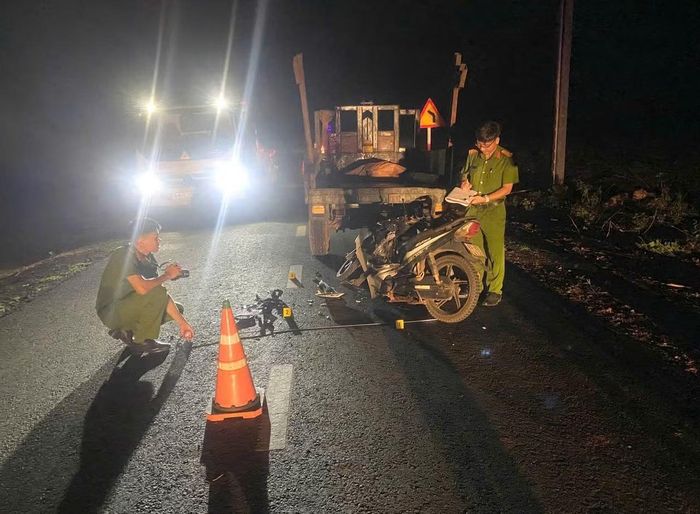 Phòng kỹ thuật hình sự Công an Gia Lai tiến hành khám nghiệm hiện trường một vụ tai nạn giao thông chết người.