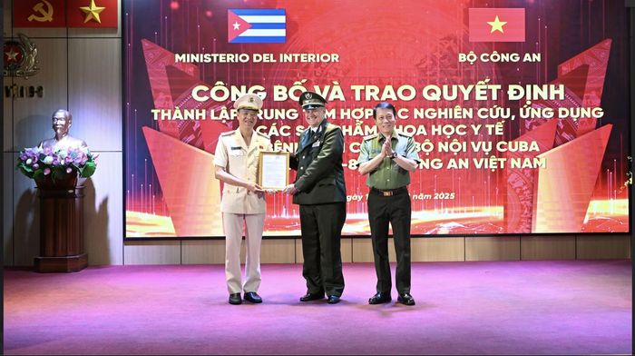 Bộ trưởng Bộ Công an Lương Tam Quang trao quyết định thành lập Trung tâm hợp tác, nghiên cứu các sản phẩm khoa học y tế cho đại diện lãnh đạo Bệnh viện CIMEQ, Bộ Nội vụ Cuba và Bệnh viện 19-8, cắt băng khánh thành khai trương Trung tâm.