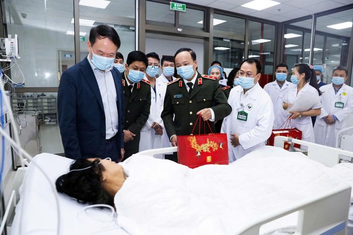  Thứ trưởng Bộ Công an Đặng Hồng Đức thăm, động viên, tặng quà bệnh nhân bị nhồi máu cơ tim nguy kịch, được cứu sống nhờ can thiệp tim mạch kịp thời tại Khoa Điều trị tích cực và chống độc, Bệnh viện 19-8 vào ngày 16/2/2026 (tức 29 Tết Bính Ngọ). 