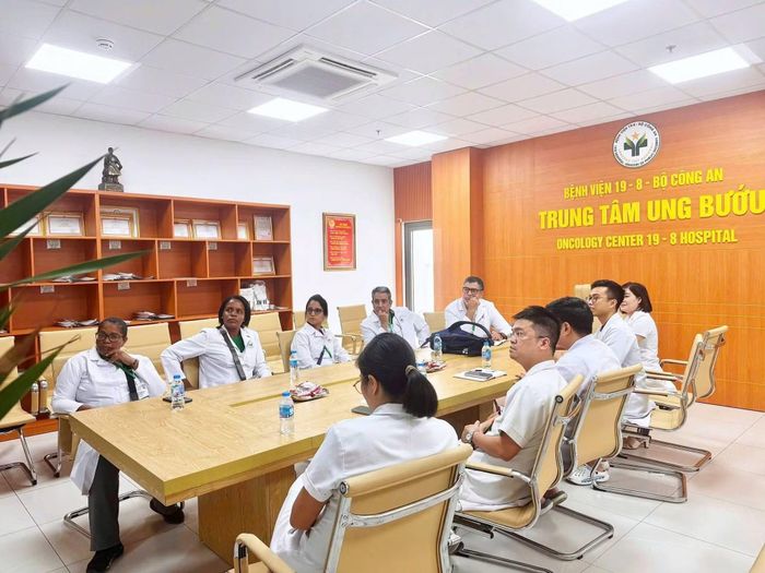 Chuyên gia Cuba trao đổi với các bác sĩ Trung tâm Ung bướu, Bệnh viện 19-8 về vaccine CimaVax-EGF điều trị ung thư phổi.
