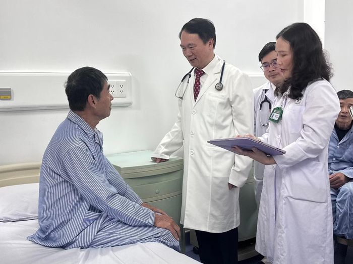 GS Phạm Mạnh Hùng và các bác sĩ Viện Tim mạch, Bệnh viện 19-8 triển khai nhiều ca can thiệp tim mạch phức tạp, cứu sống nhiều tính mạng người bệnh.