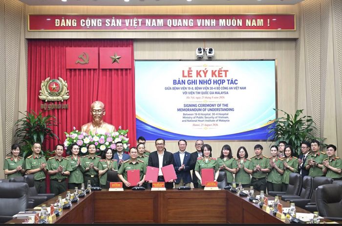 Đại diện Bệnh viện 19-8 và Bệnh viện 30-4 ký kết Bản ghi nhớ hợp tác y tế với Viện Tim Quốc gia Malaysia trước sự chứng kiến của Thượng tướng Đặng Hồng Đức, Thứ trưởng Bộ Công an và các đại biểu.