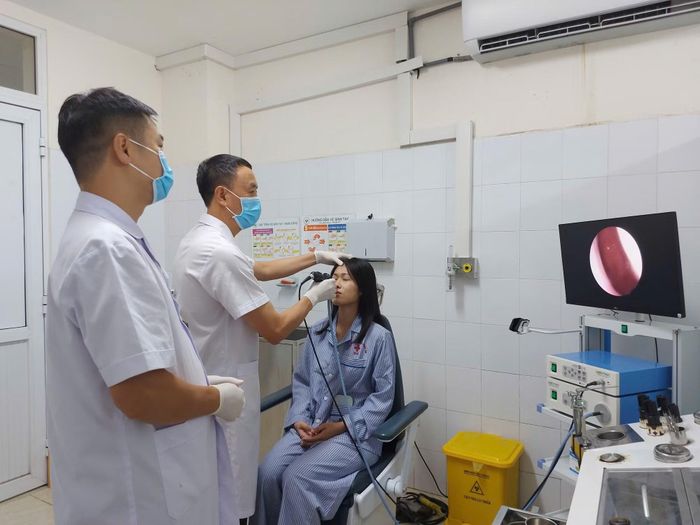 Phó Giám đốc Bệnh viện Nguyễn Thái Hưng thăm khám cho người bệnh.