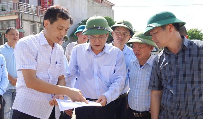 Đồng chí Phan Phong Phú - Phó Chủ tịch UBND tỉnh Quảng Trị kiểm tra thực tế tại các dự án giao thông lớn của tỉnh Quảng Trị (ảnh Tiến Nhất)