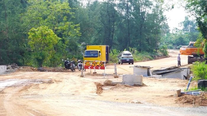 Tỉnh Quảng Trị đang đốc thúc các nhà thầu đẩy nhanh tiến độ các dự án giao thông trọng điểm.