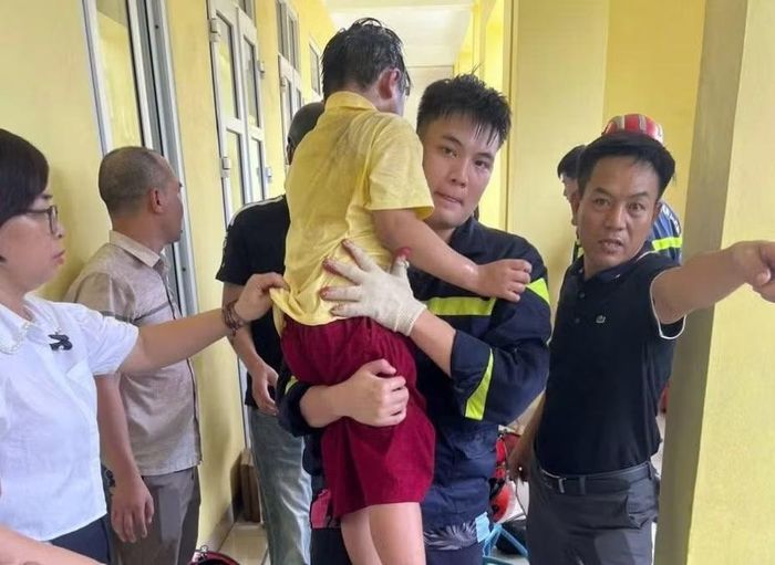Cháu bé học sinh đã được giải cứu.