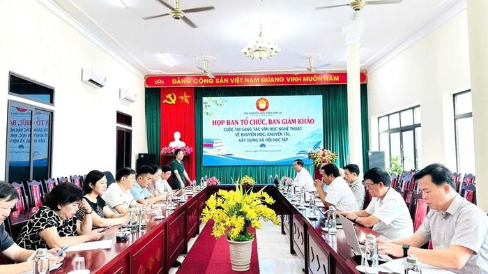 Họp ban tổ chức, ban giám khảo cuộc thi sáng tác văn học, nghệ thuật về khuyến học, khuyến tài, xây dựng xã hội học tập tỉnh Sơn La. Ảnh: Hội Khuyến học tỉnh Sơn La