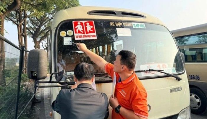 Hà Nội tăng cường kiểm tra xe đưa đón học sinh. Ảnh minh họa: Báo Lao động