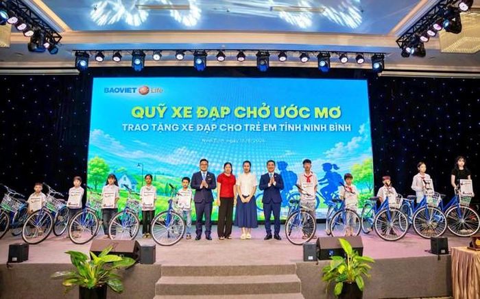 Các cấp Hội Khuyến học Ninh Bình, Công ty Bảo Việt Nhân thọ tỉnh Ninh Bình trao học bổng và xe đạp hỗ trợ các học sinh. 